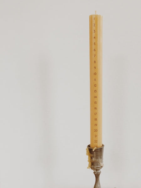 Adventskalenderkerze aus Bienenwachs im Kerzenhalter