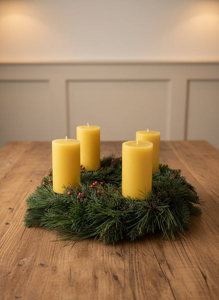 Adventskerzen aus Bienenwachs (4 Stück) im Adventskranz auf dem Tisch