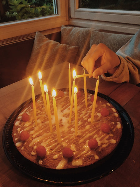 Geburtstagskerzen aus Bienenwachs werden angezündet
