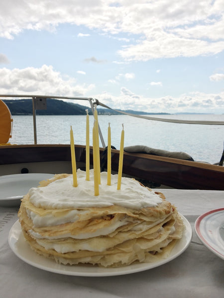 Geburtstagskerzen aus Bienenwachs in der Pfannkuchentorte von Findus