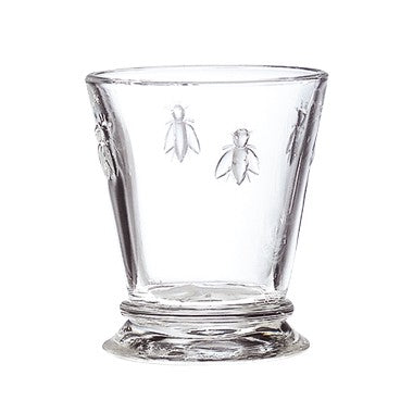 Dieses hochbelastbares Glas ist mit Bienenwachs gegossen und von kleinen Bienen verziert.