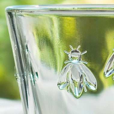 Dieses hochbelastbares Glas ist mit Bienenwachs gegossen und von kleinen Bienen verziert.