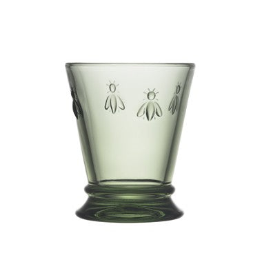 Dieses hochbelastbares Glas in Grün ist mit Bienenwachs gegossen und von kleinen Bienen verziert.
