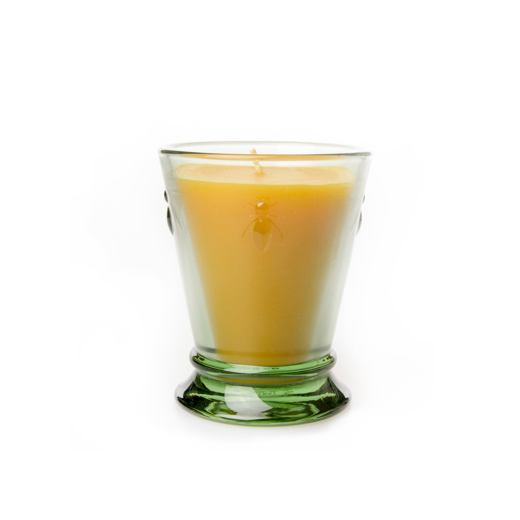 Bienenwachskerze - Dieses hochbelastbares Glas in grün ist mit Bienenwachs gegossen und von kleinen Bienen verziert.